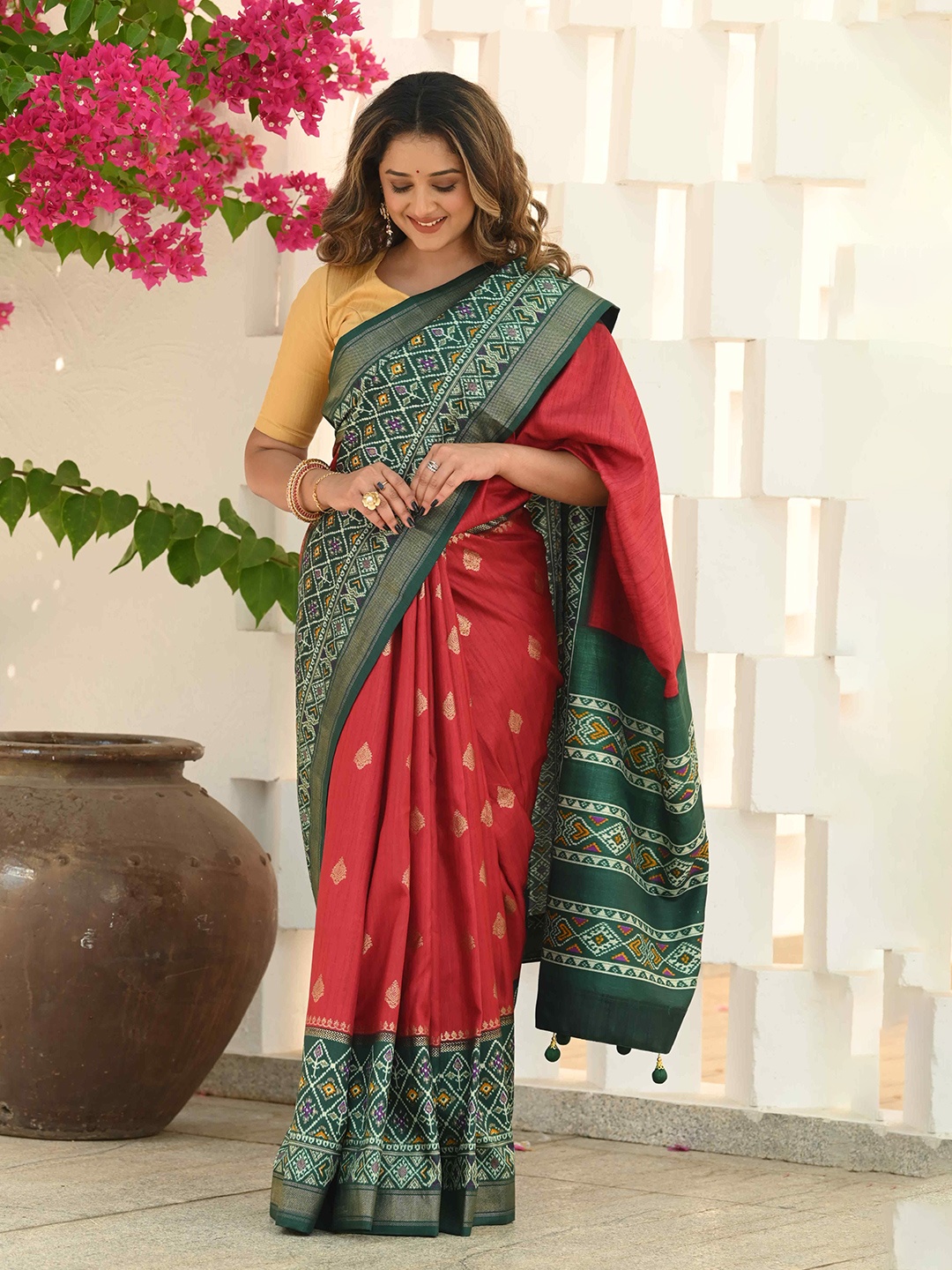 

BEATITUDE Ethnic Motifs Woven Design Zari Saree, Red