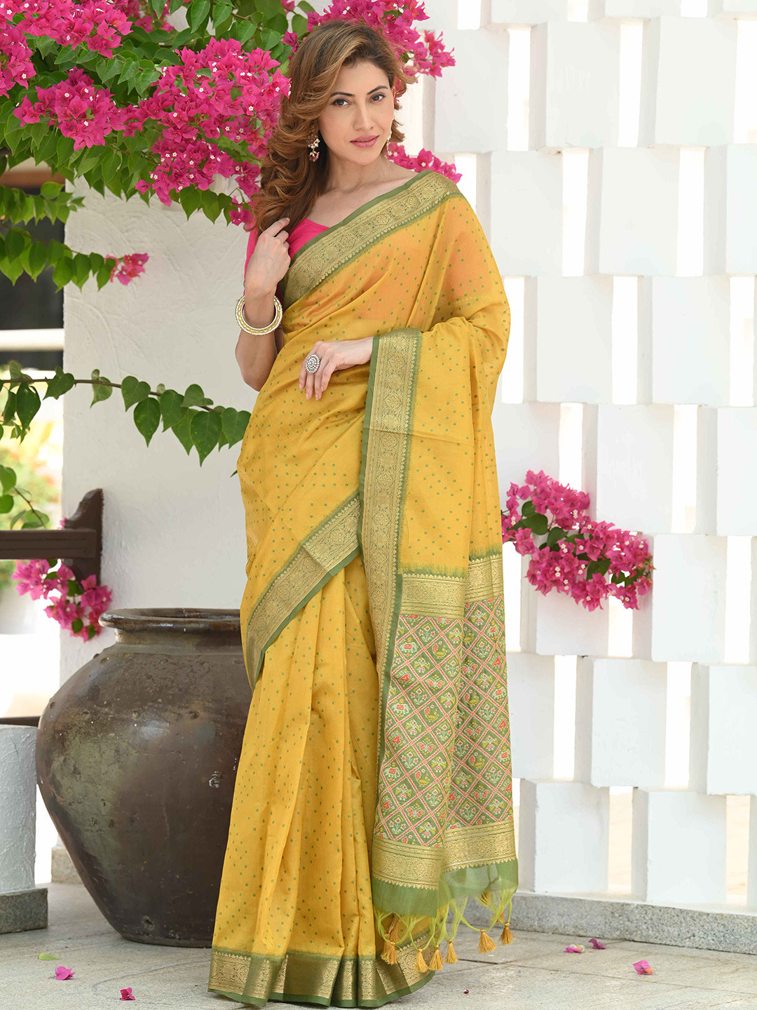 

BEATITUDE Geometric Woven Design Zari Banarasi Saree, Yellow