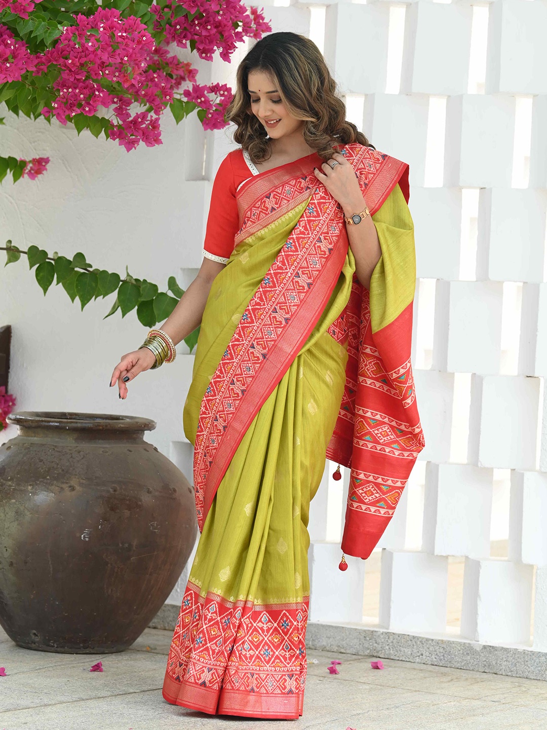 

BEATITUDE Ethnic Motifs Woven Design Zari Saree, Green