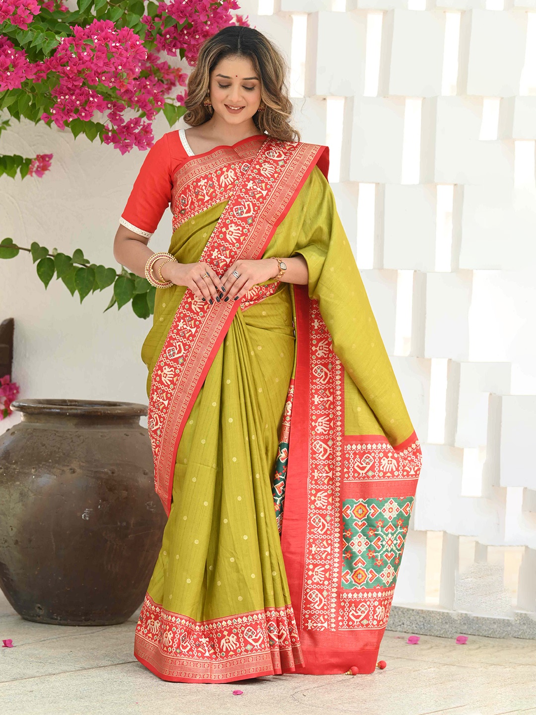 BEATITUDE Woven Design Printed Zari Saree, Green