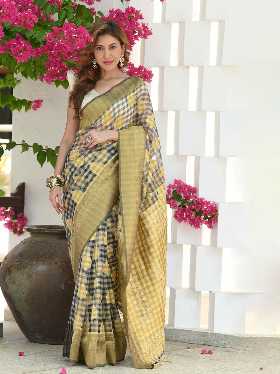 

BEATITUDE Checked Woven Design Zari Banarasi Saree, Black