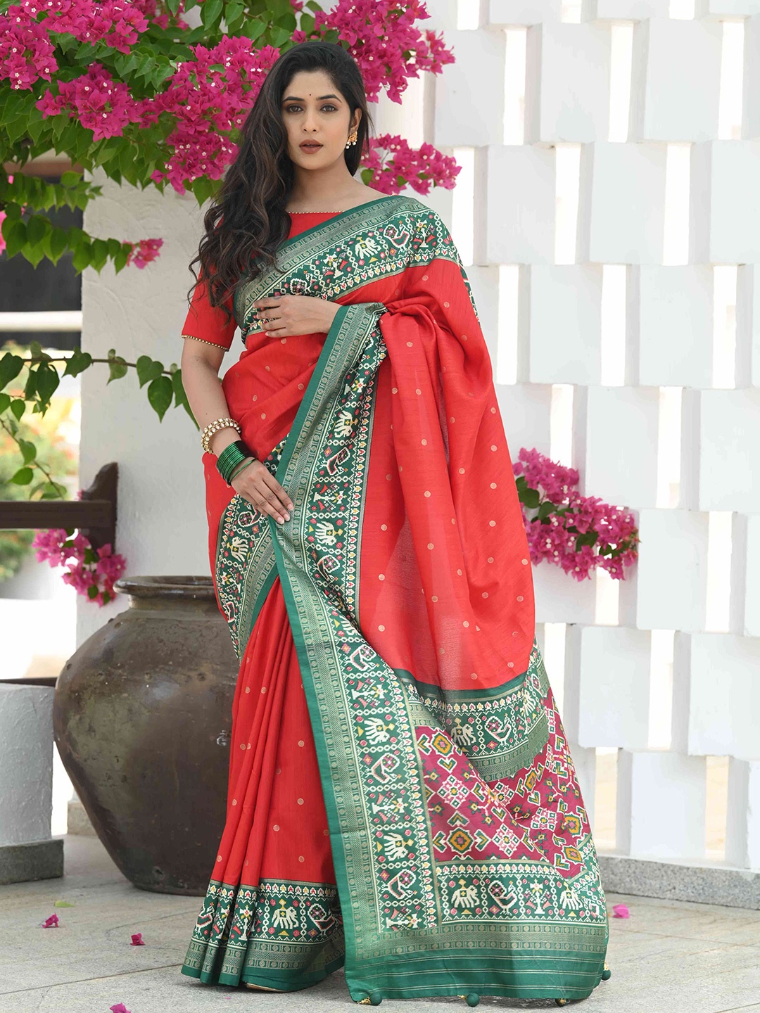 BEATITUDE Ethnic Motifs Woven Design Zari Saree, Red