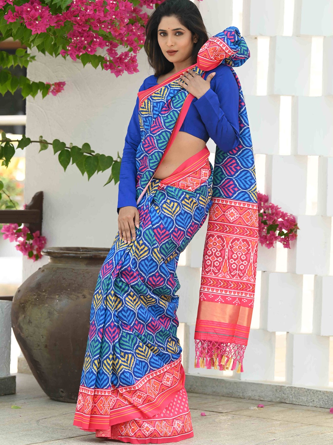 

BEATITUDE Geometric Woven Design Zari Patola Saree, Blue