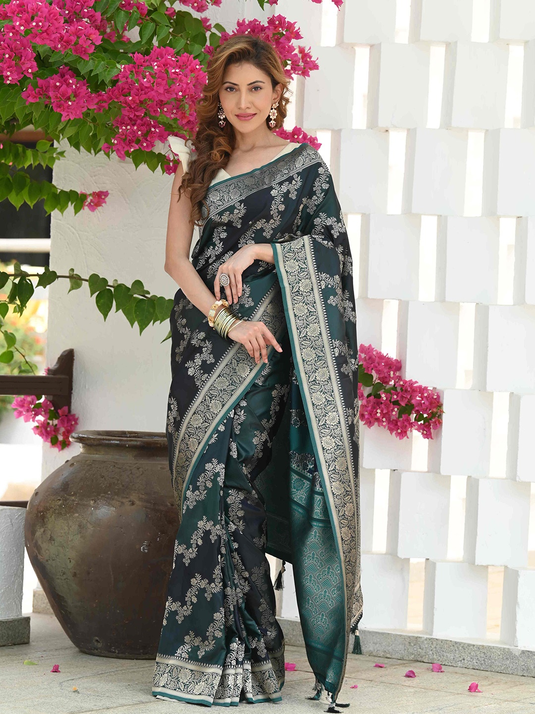 

BEATITUDE Ethnic Motifs Woven Design Zari Banarasi Saree, Green