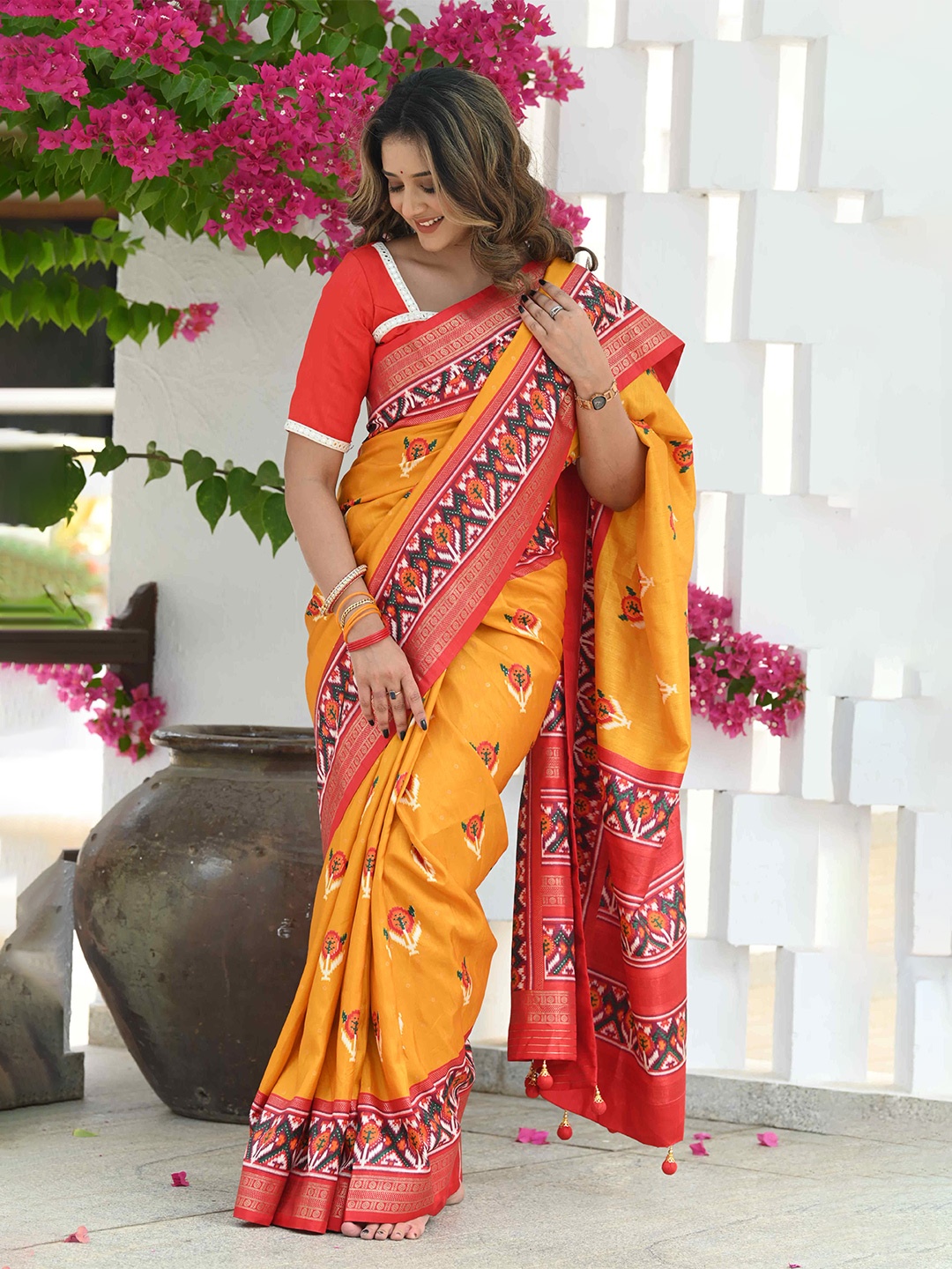 

BEATITUDE Woven Design Zari Saree, Yellow