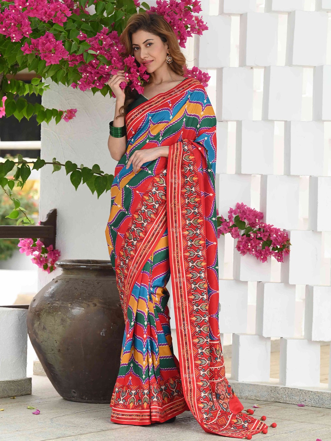 

BEATITUDE Ethnic Motifs Printed Saree, Red