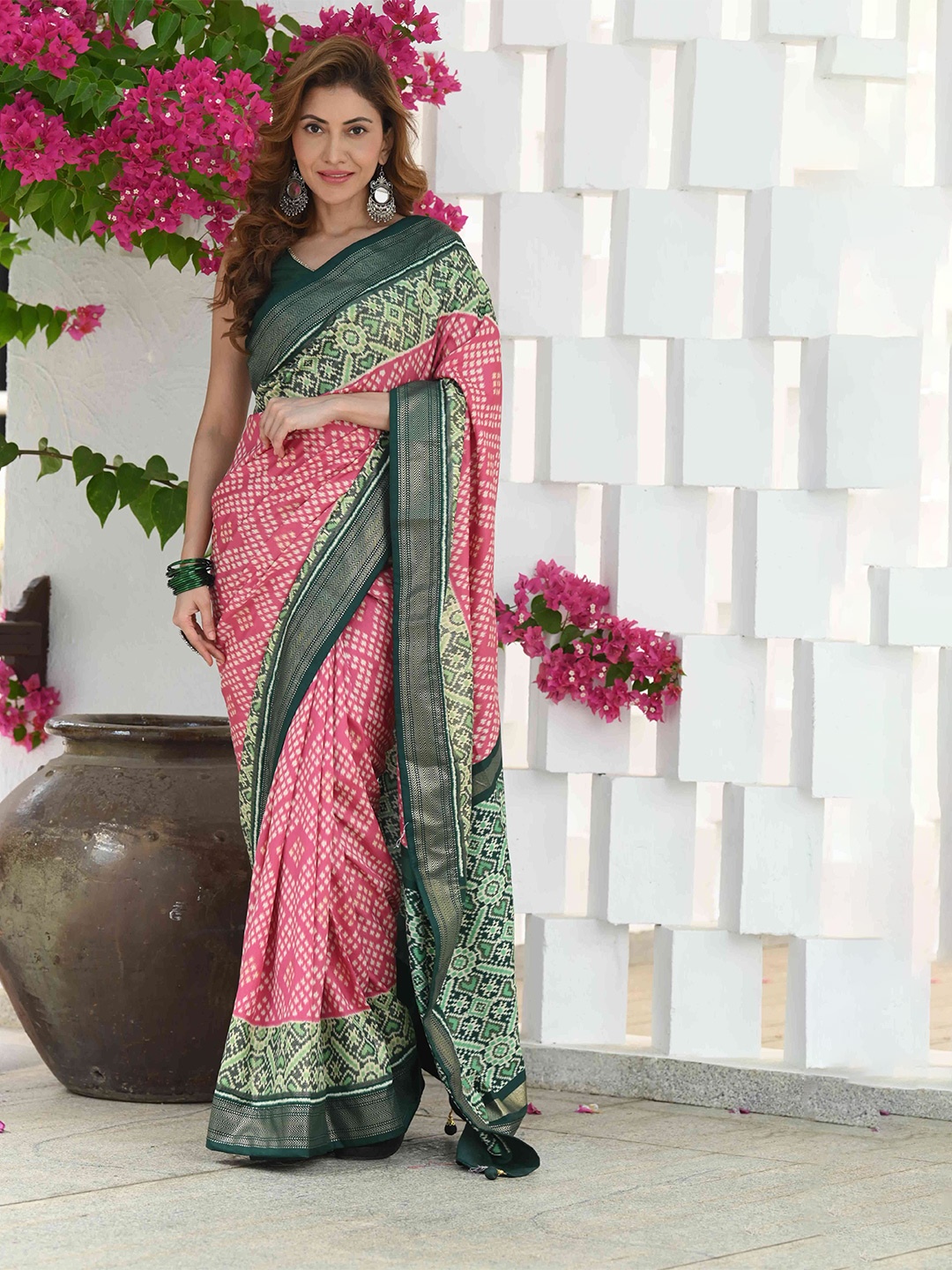 BEATITUDE Ethnic Motifs Woven Design Zari Saree, Green