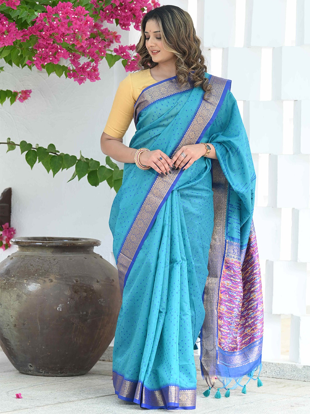 

BEATITUDE Geometric Woven Design Zari Banarasi Saree, Blue