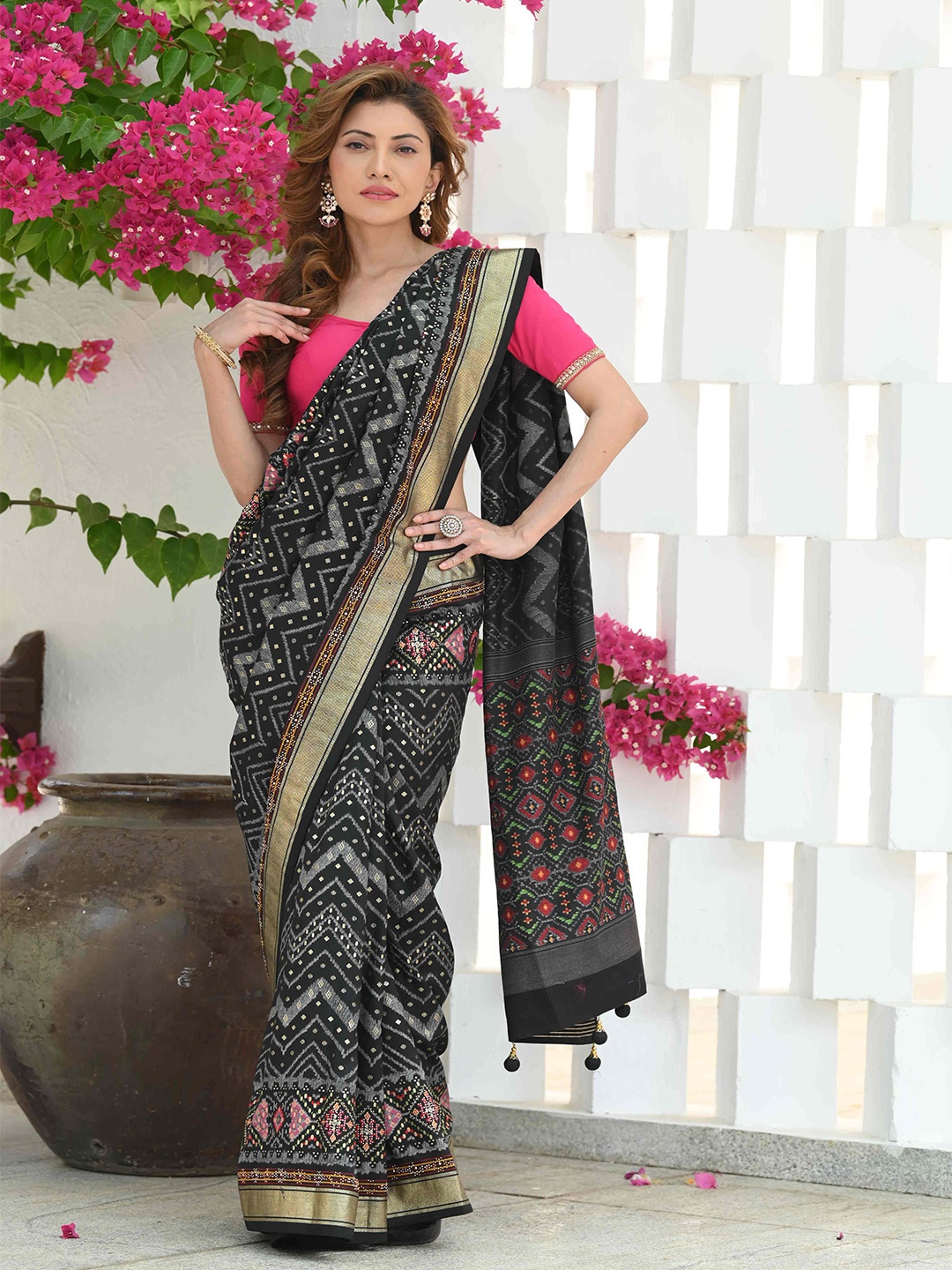 BEATITUDE Geometric Woven Design Zari Saree, Black