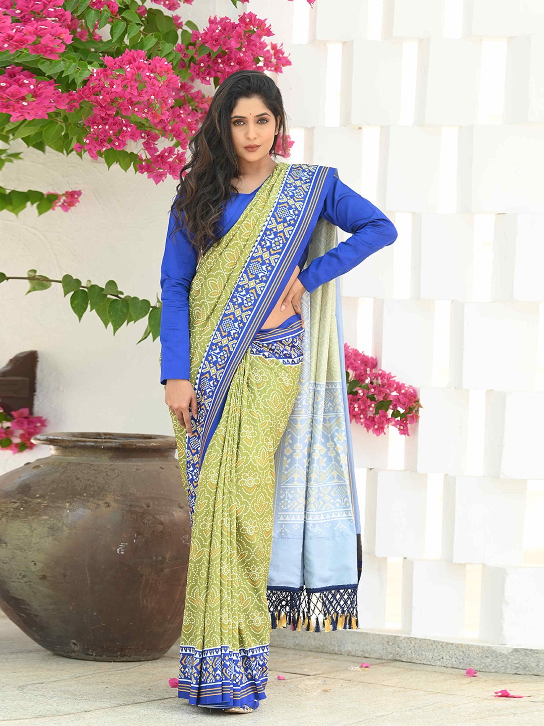 

BEATITUDE Bandhani Printed Patola Saree, Green