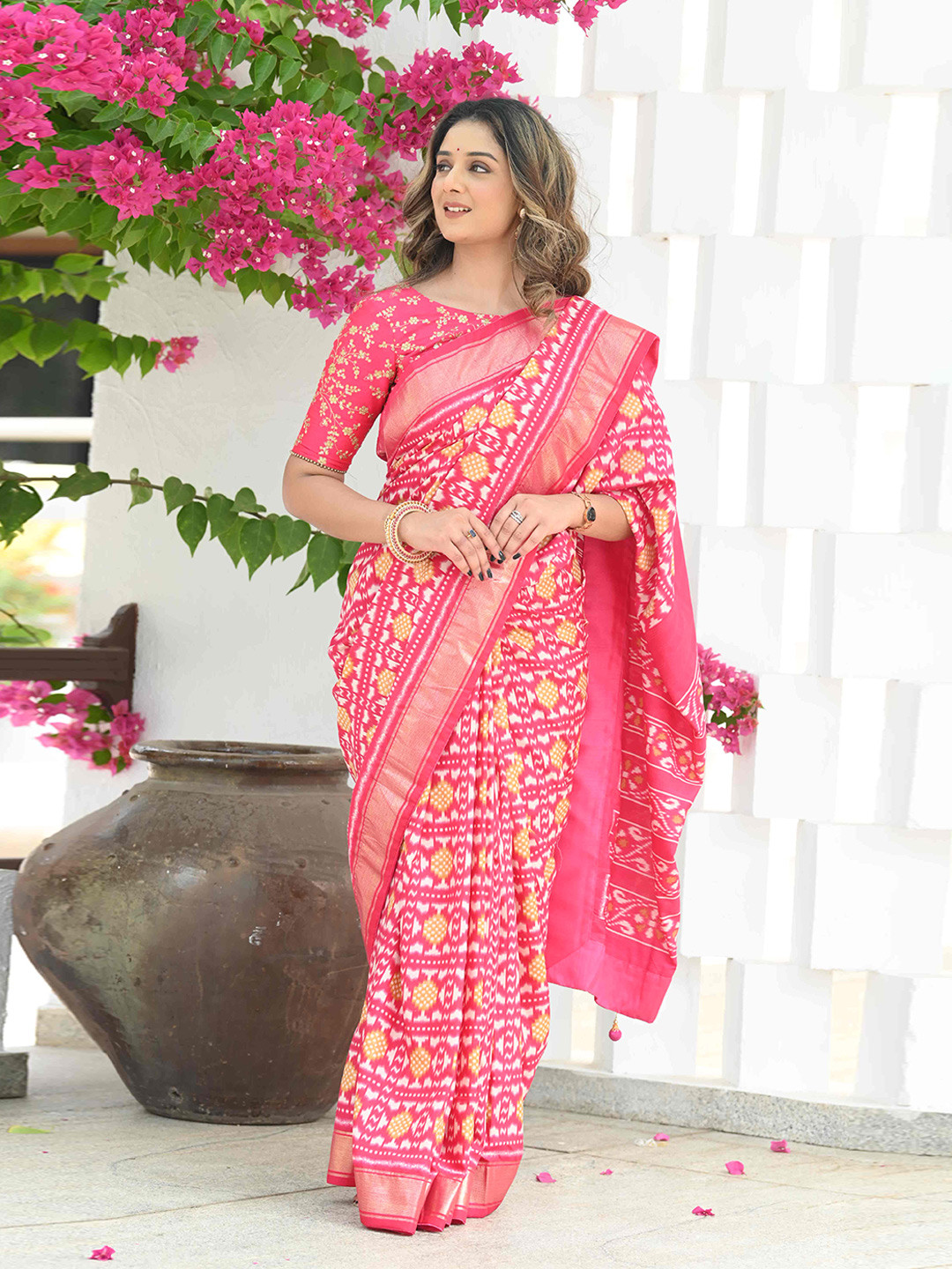 

BEATITUDE Geometric Printed Zari Patola Saree, Pink