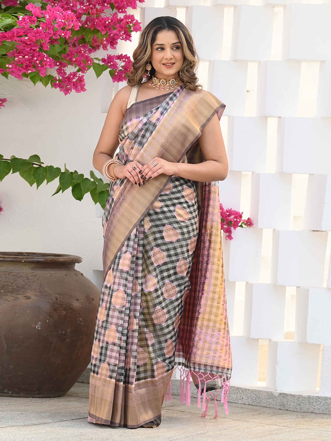 BEATITUDE Ethnic Motif Woven Design Zari Saree, Green