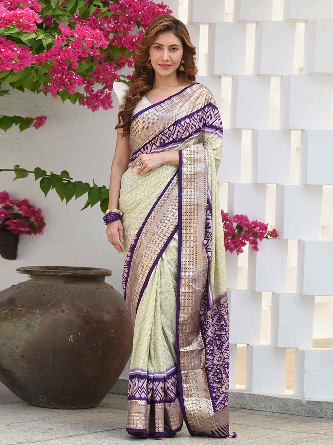

BEATITUDE Geometric Woven Design Saree, Green