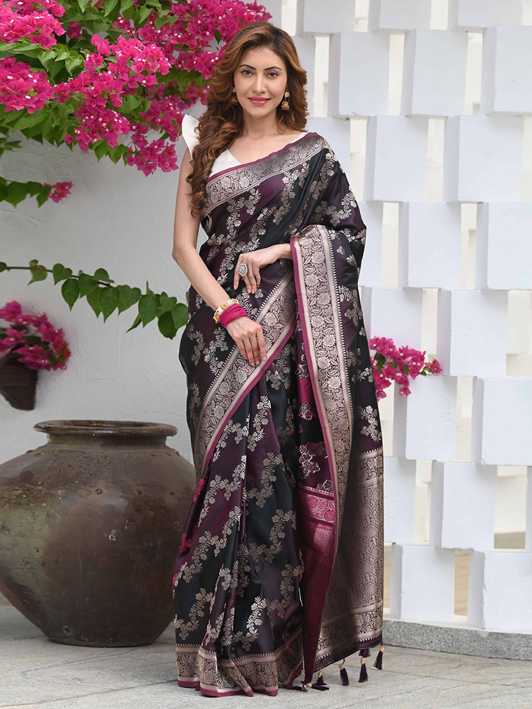 BEATITUDE Floral Woven Design Zari Saree, Black