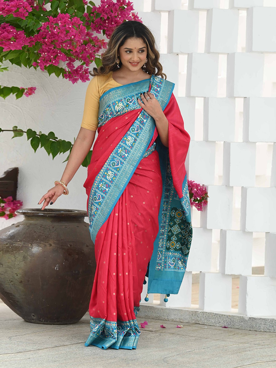 

BEATITUDE Woven Design Zari Saree, Red