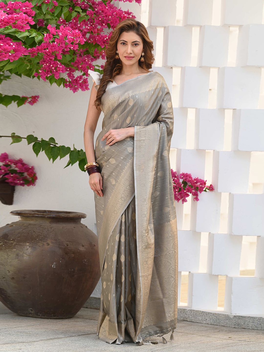 

BEATITUDE Woven Design Zari Banarasi Saree, Grey