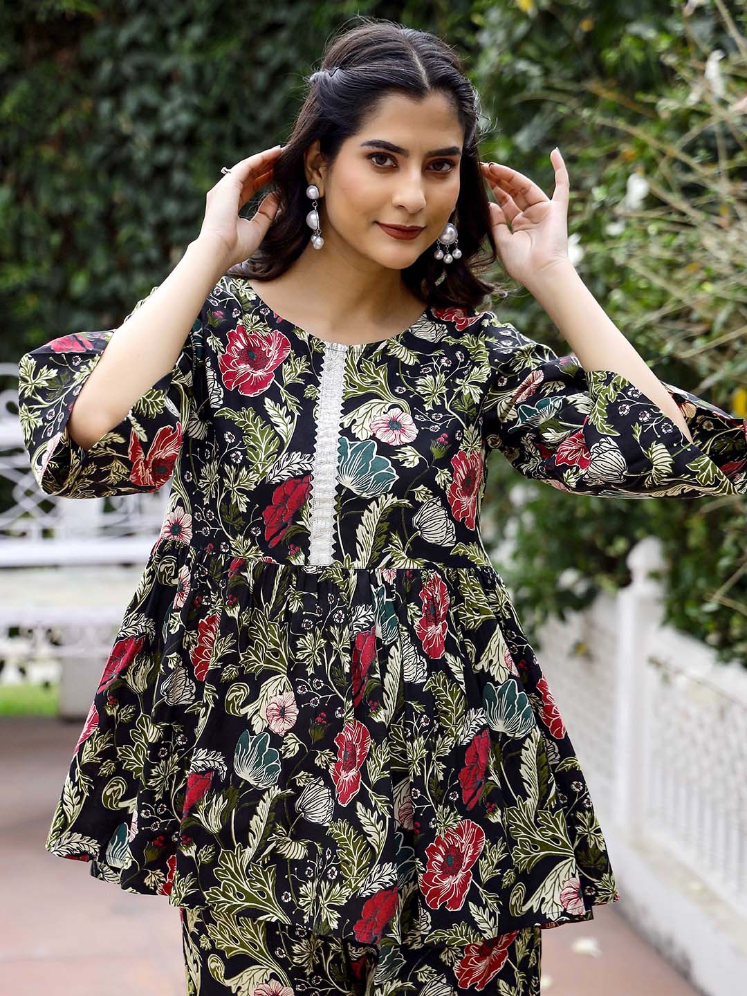 

mokshi Women Floral Printed Empire Kurti with Palazzos, Black