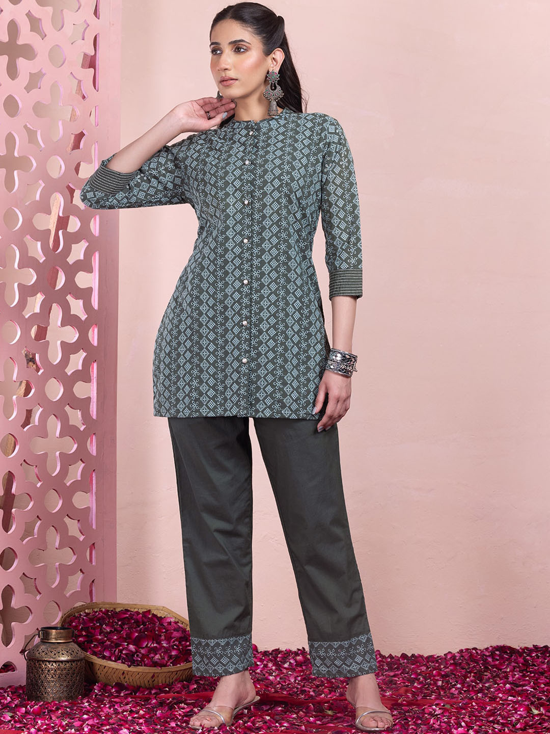 

INDYA Schiffli Printed Pure-Cotton Straight Kurta With Trouser, Olive