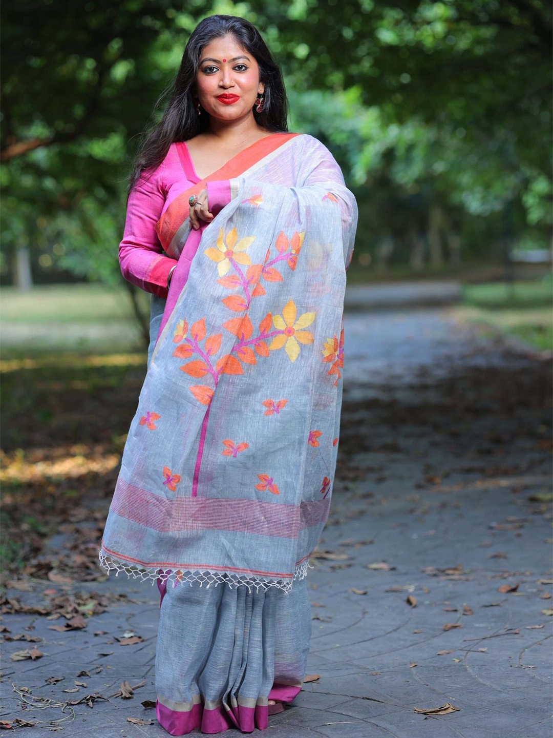 

ShrEes The Fashion Attire Floral Woven Design Pure Linen Saree, Grey