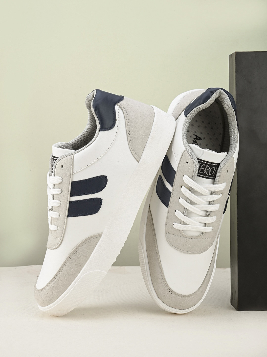 

ASTEROID Men Colourblocked Lightweight Sneakers, White
