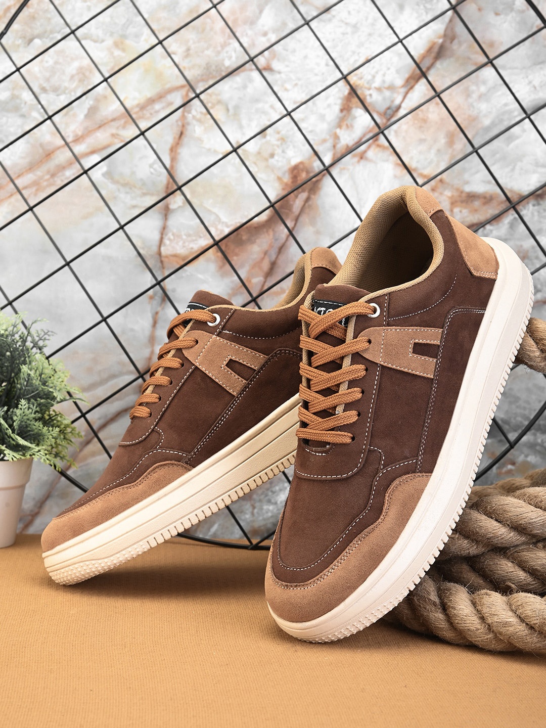 

ASTEROID Men Colourblocked Lightweight Sneakers, Tan