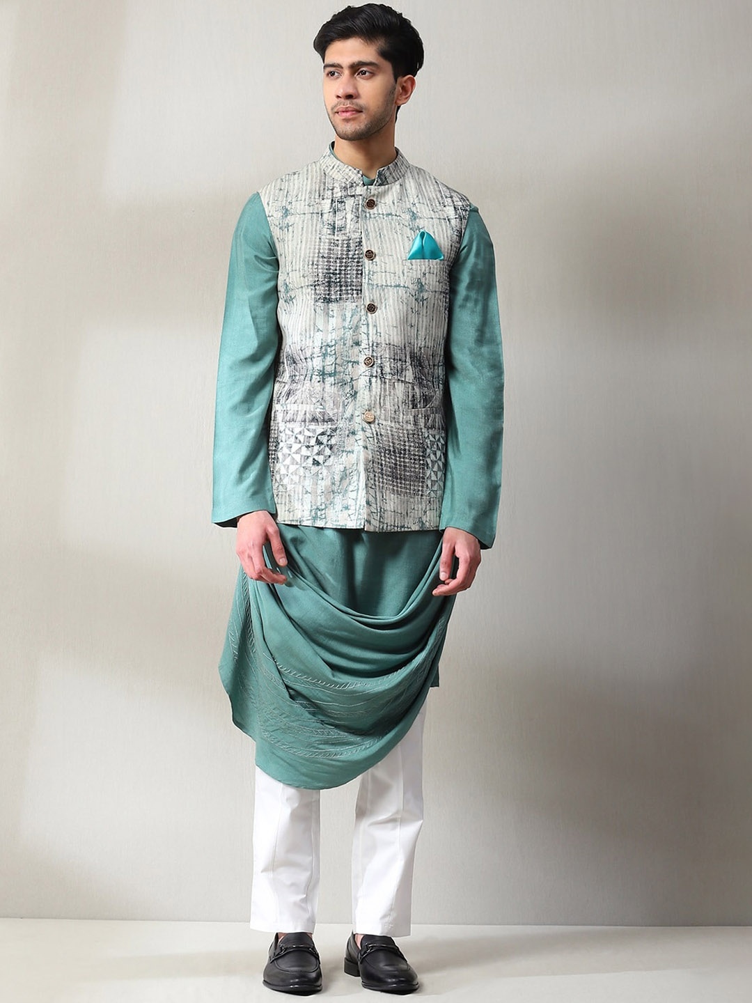 

Soniya g Mandarin Collar Velvet Straight Kurta With Pyjamas & Jacket, Blue