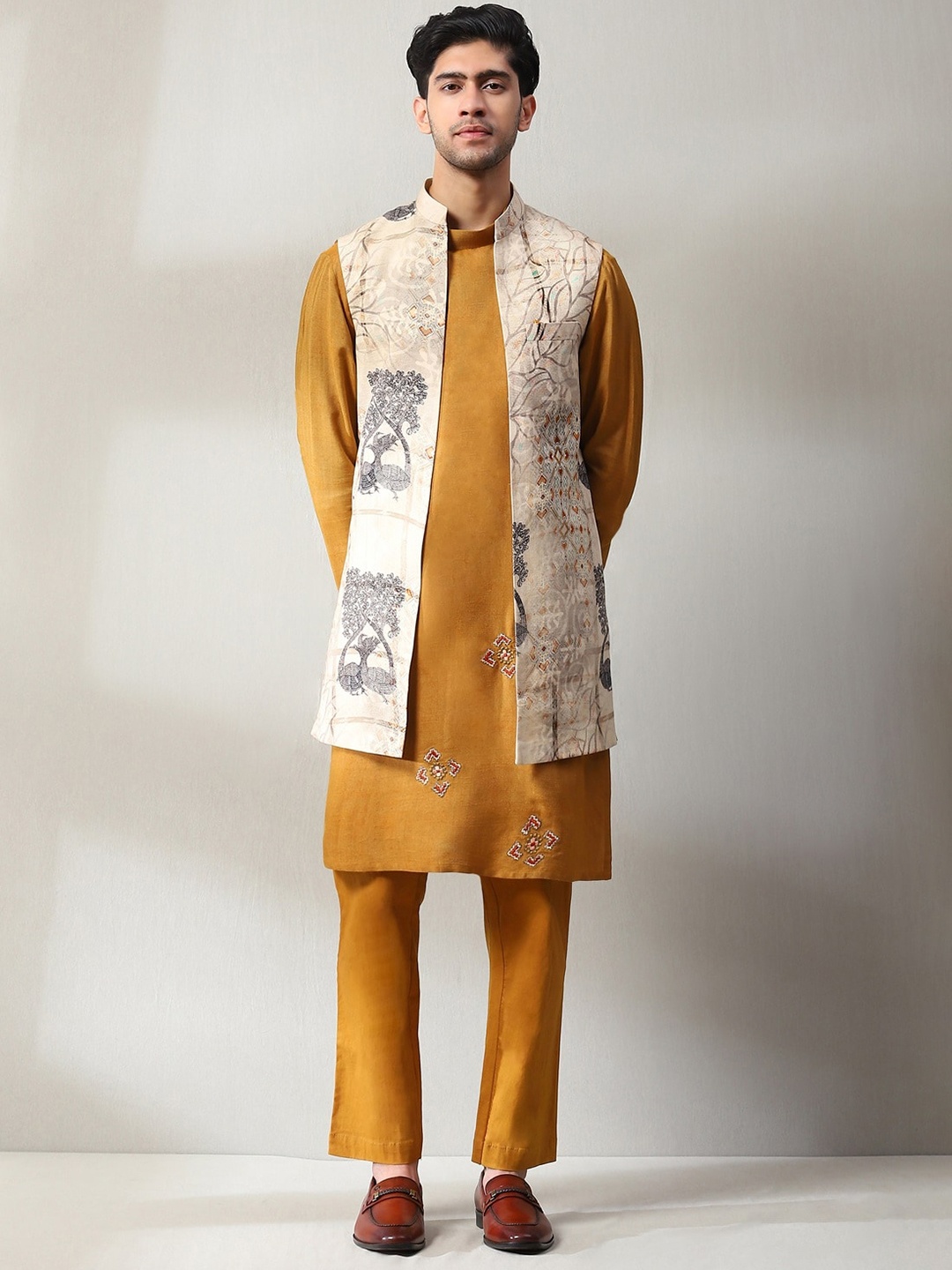 

Soniya g Floral Embroidered Velvet Straight Kurta With Pyjamas & Jacket, Mustard