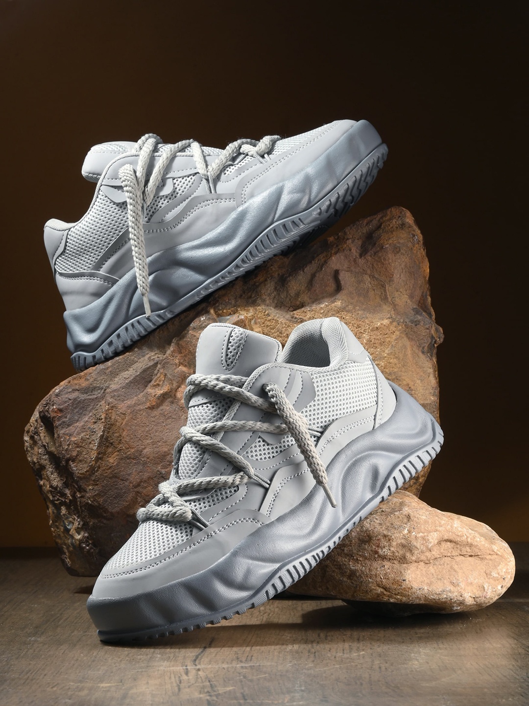 

AfroJack Men Textured Sneakers, Grey