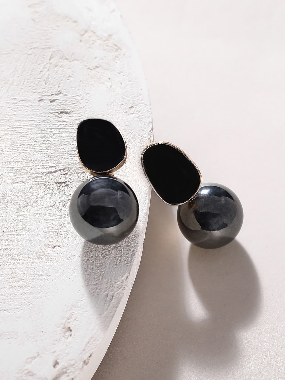 

Niska Contemporary Studs Earrings, Black