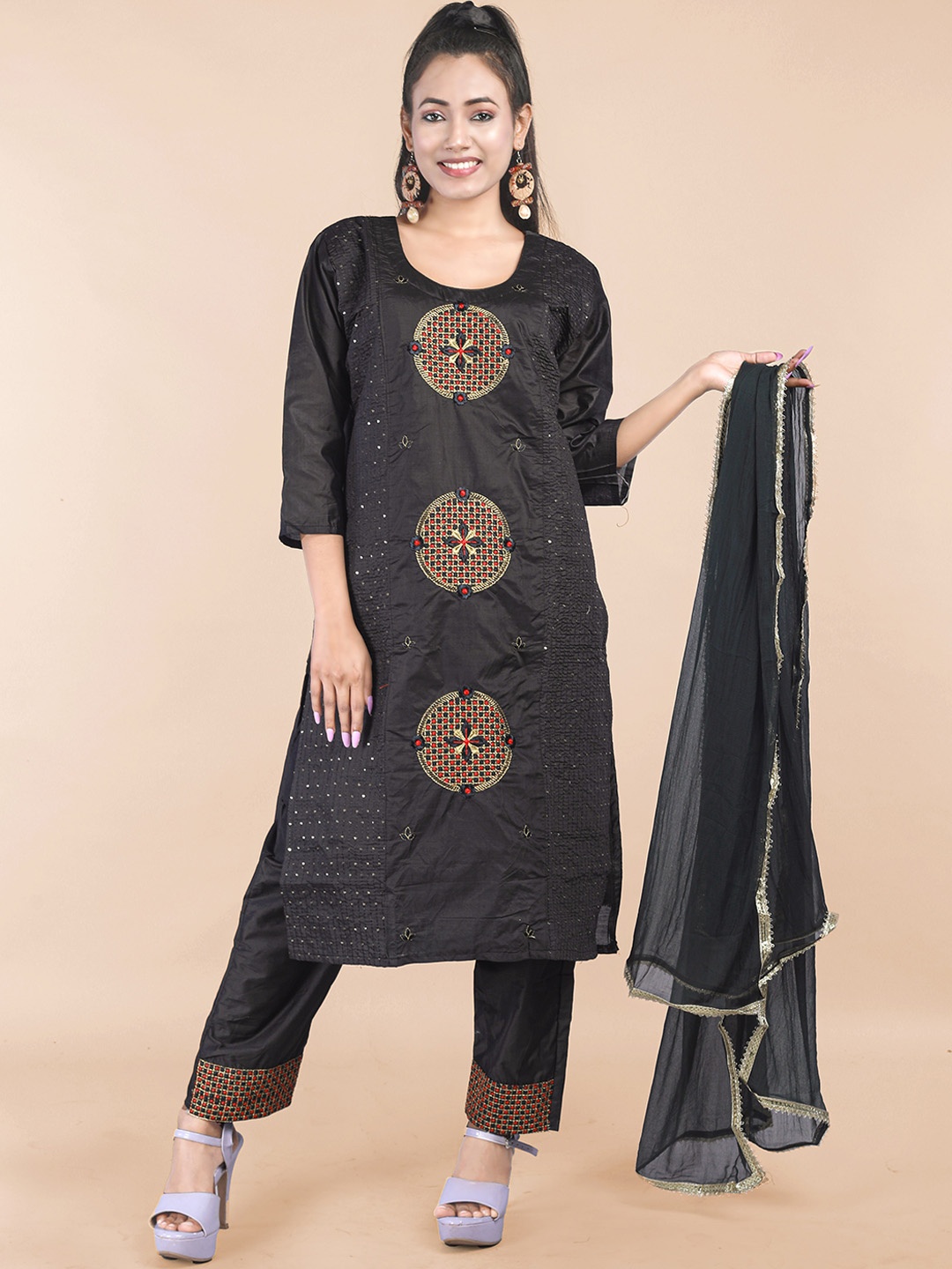 

MAAHI FABS Floral Embroidered Round Neck Three-Quarter Sleeves Kurta Set, Black