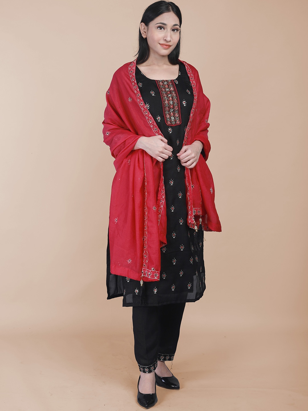 

MAAHI FABS Floral Embroidered Round Neck Three-Quarter Sleeves Sequinned Kurta Set, Black