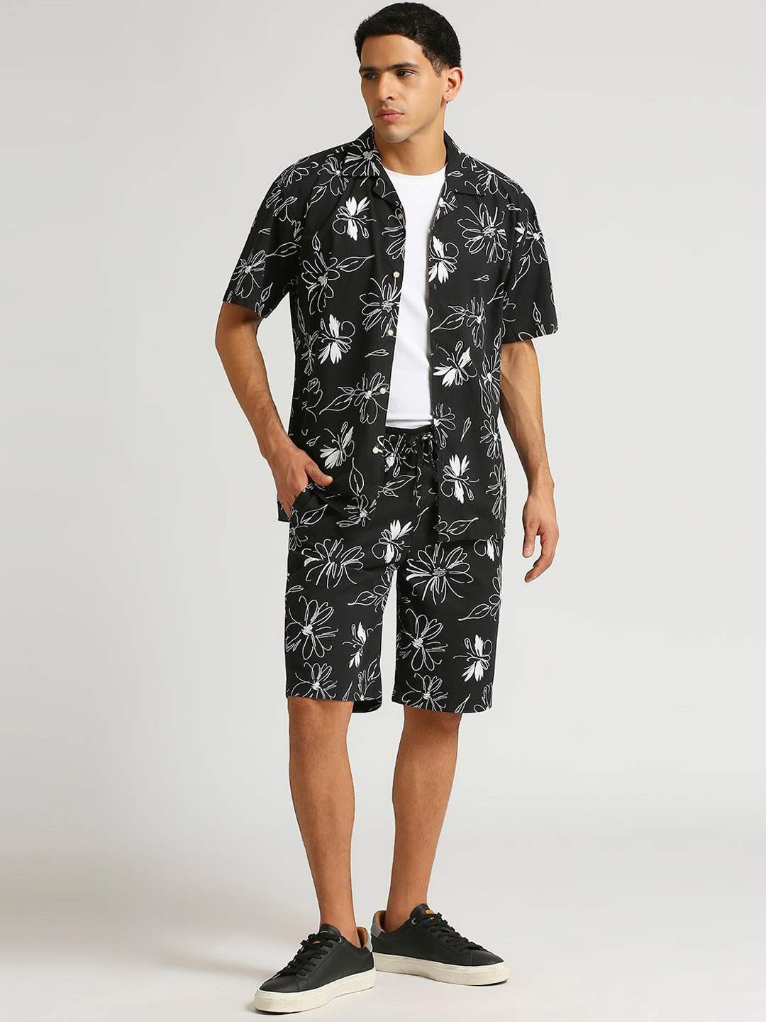 

Pepe Jeans Men Floral Printed Pure Cotton Shorts, Black