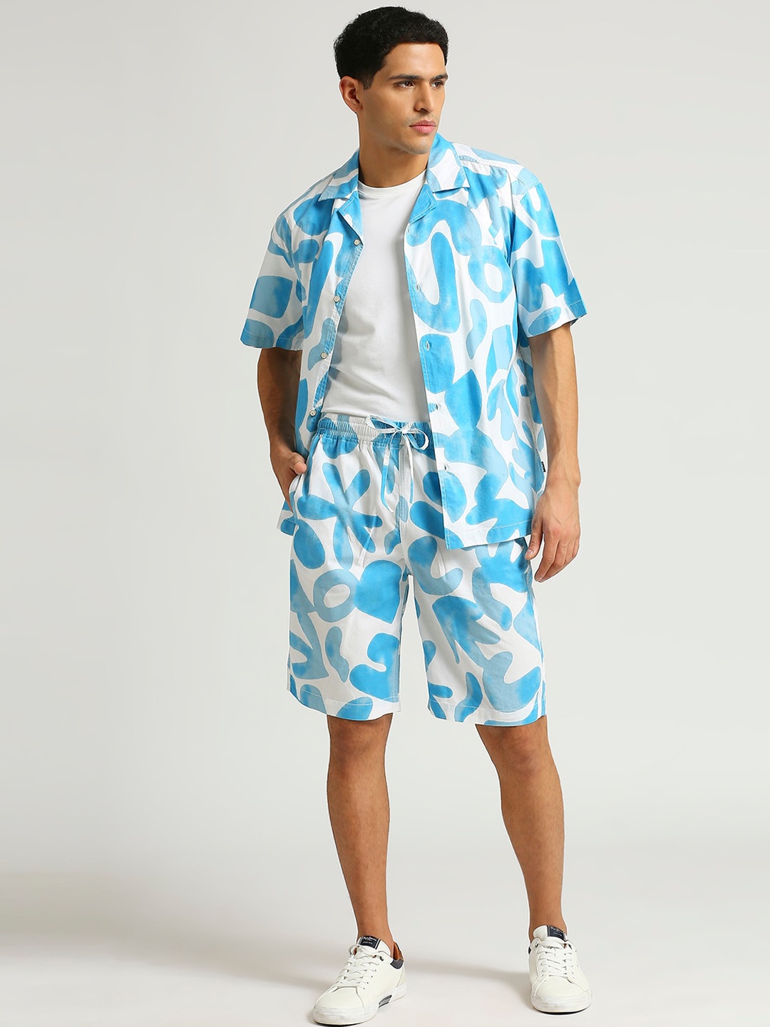 

Pepe Jeans Men Geometric Printed Pure Cotton Shorts, Blue