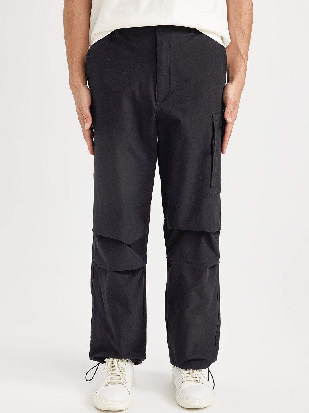 

DeFacto Men Mid-Rise Regular Trousers, Na