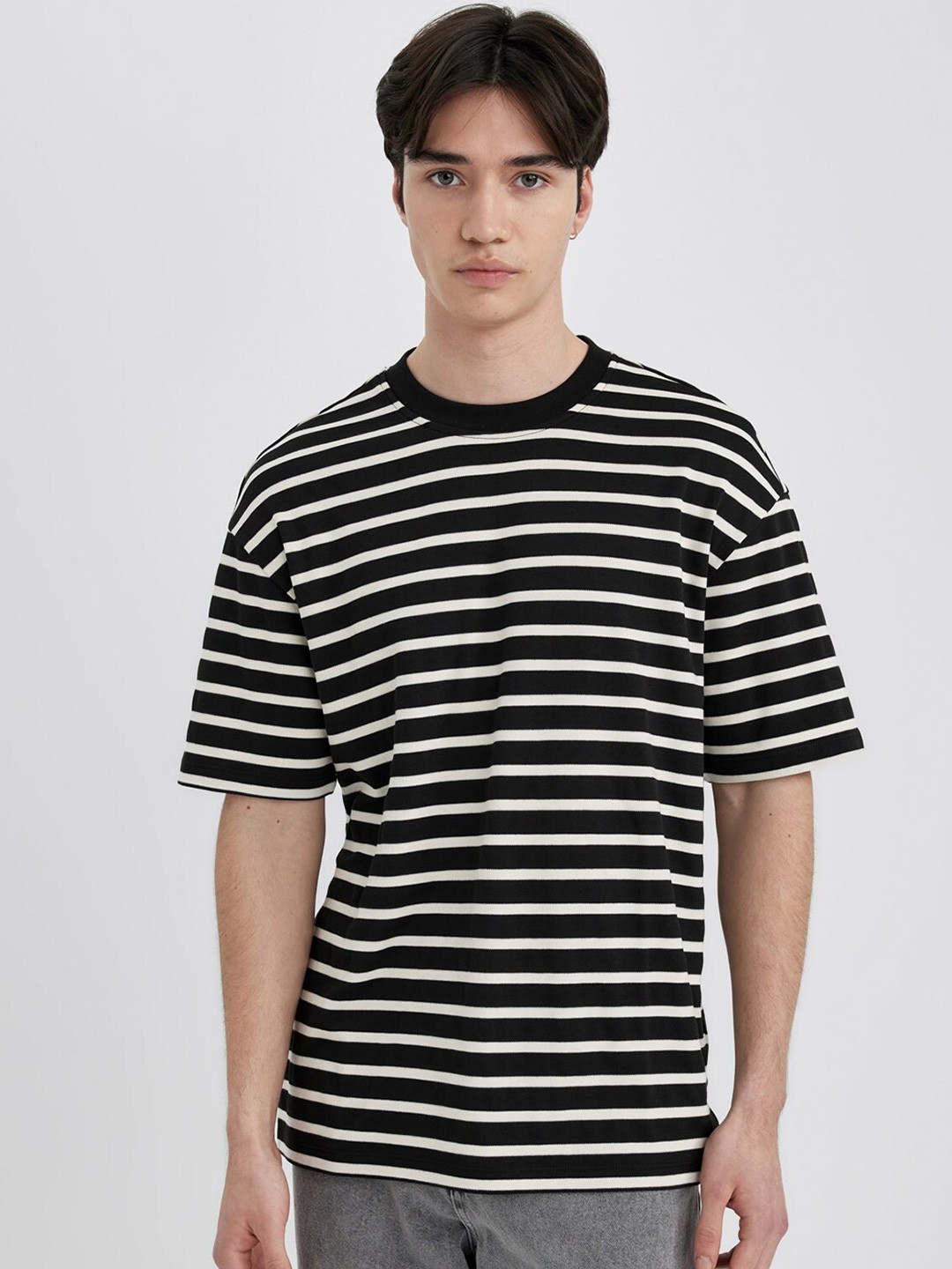 

DeFacto Striped Round Neck Drop-Shoulder Sleeves Cotton T-shirt, Black