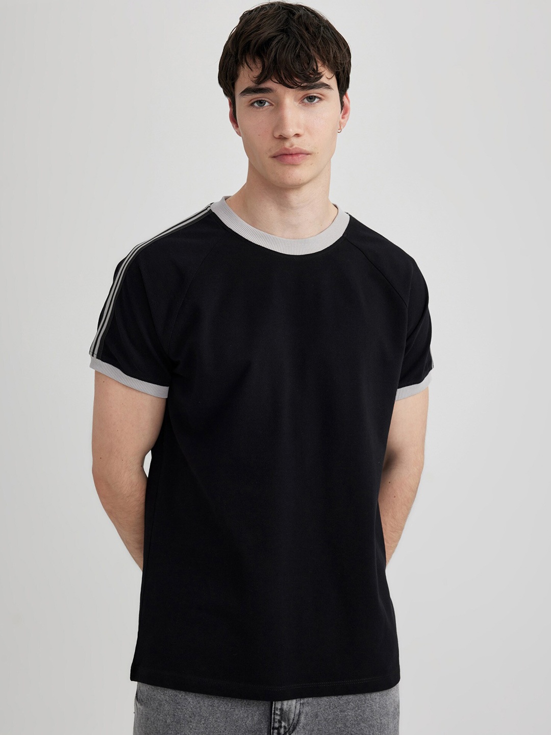 

DeFacto Round Neck Short Raglan Sleeves Cotton T-shirt, Black