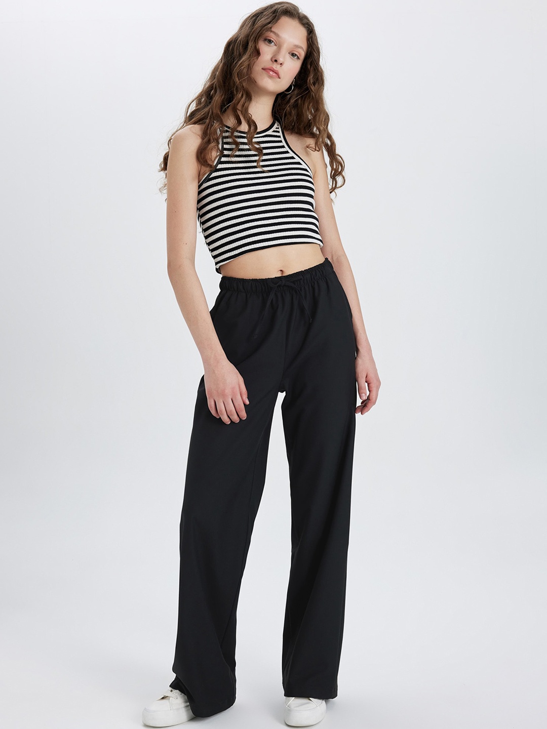 

DeFacto Women Mid-Rise Trousers, Black