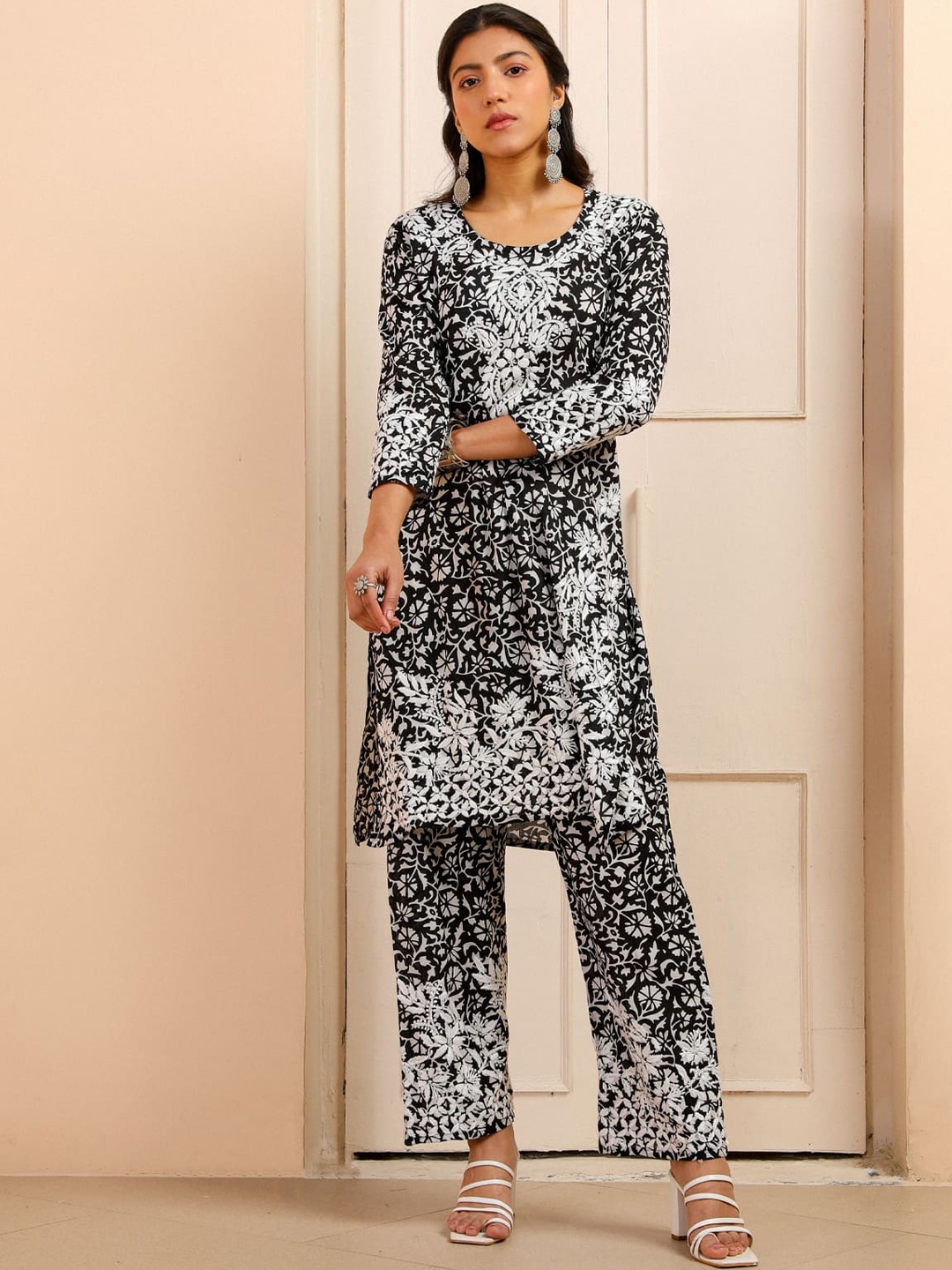 

House of Chikankari Ethnic Motifs Embroidered Round Neck Straight Kurta with Trousers, Black