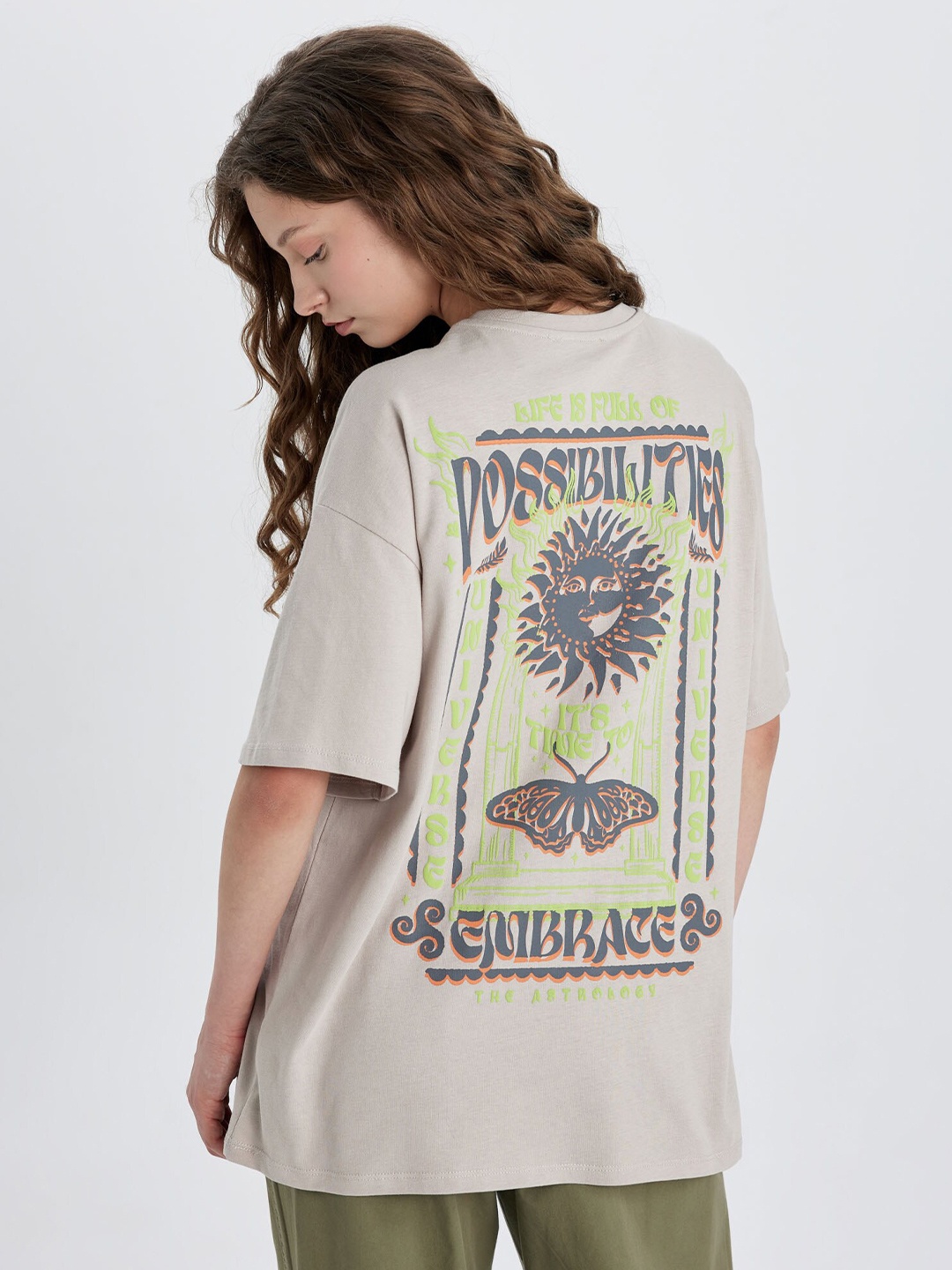 

DeFacto Graphic Printed Round Neck Drop-Shoulder Sleeves T-shirt, Beige