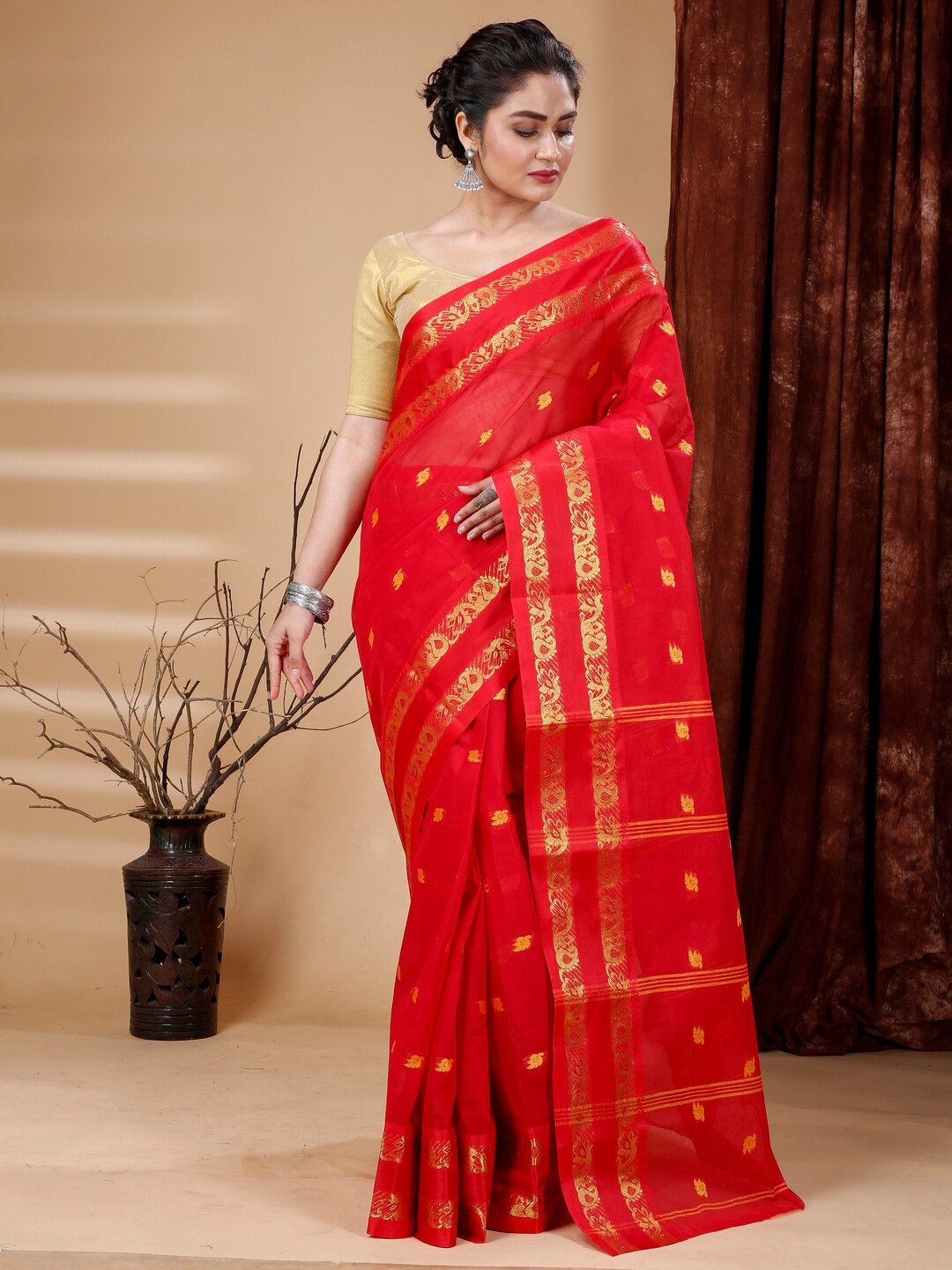 

Bong ButiQ Ethnic Motifs Woven Design Zari Pure Cotton Taant Saree, Red