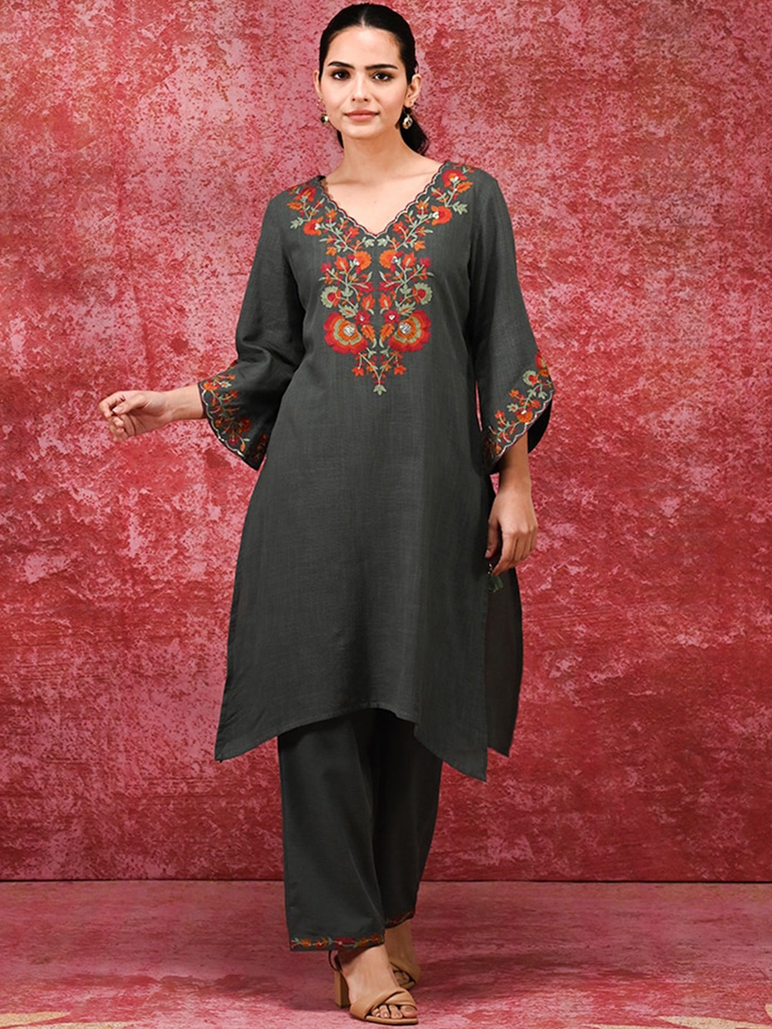 

Lakshita Floral Embroidered Thread Work Kurta, Grey