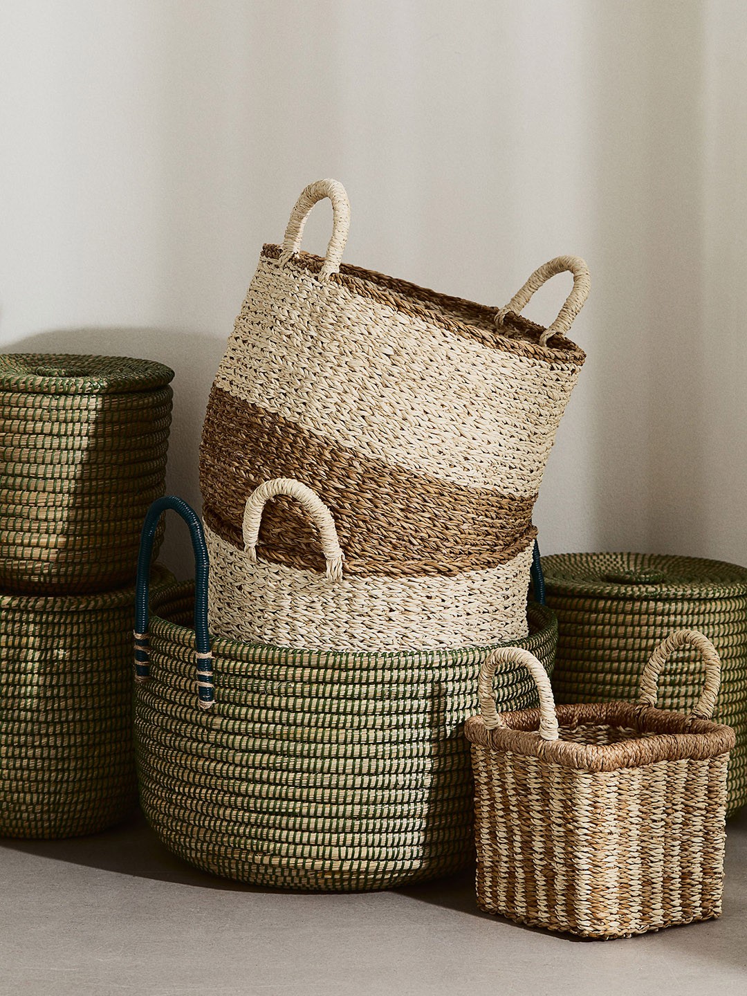 

HABERE INDIA Beige Straw Fruit & Storage Basket, Green