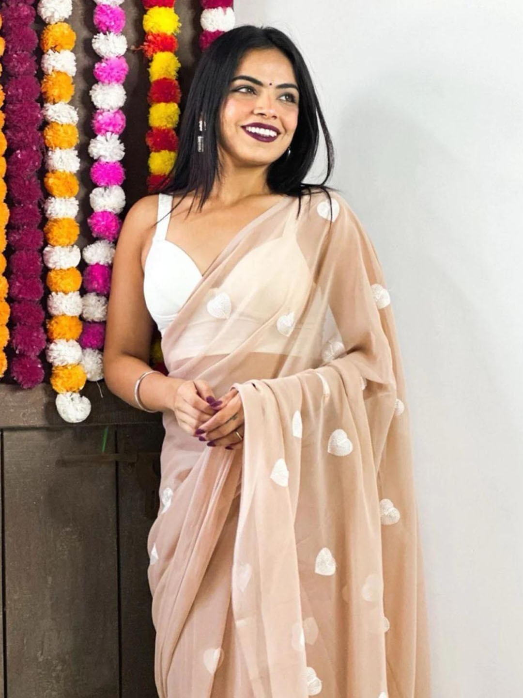

AWRIYA Abstract Embroidered Saree, Beige