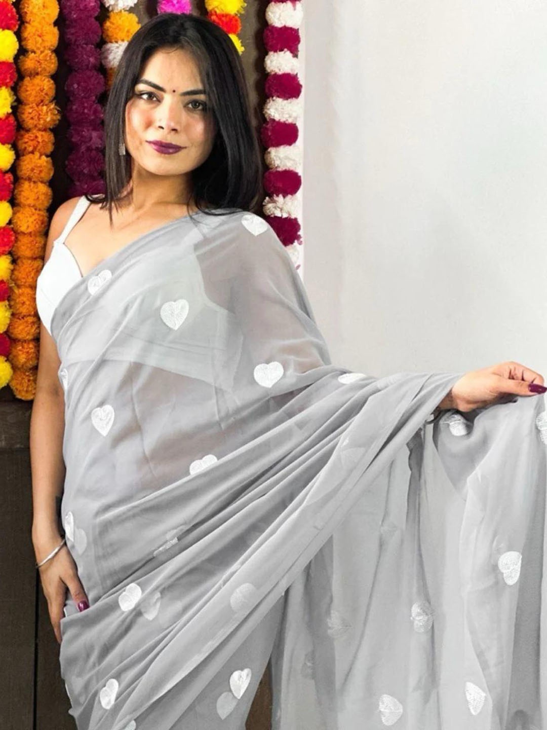 

AWRIYA Abstract Embroidered Saree, Grey