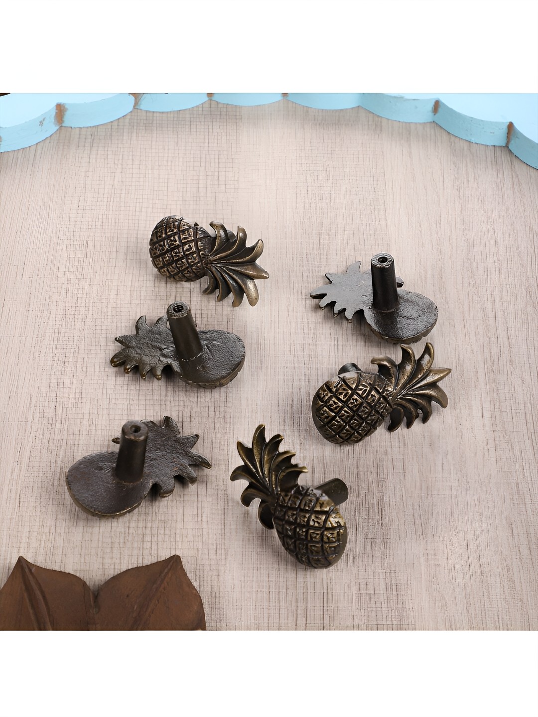 

Two Moustaches Brown 6 Pieces Textured Iron Pineapple Design Cabinet Knobs