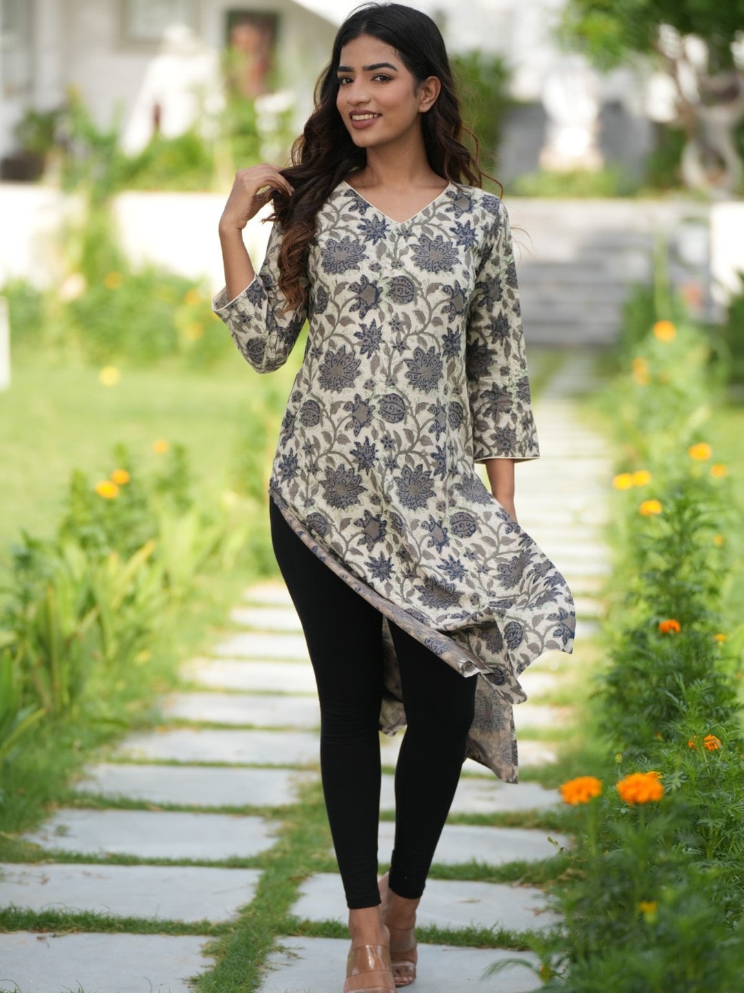 

SootiSyahi Printed V-Neck Block Print Cotton Kurta, Grey