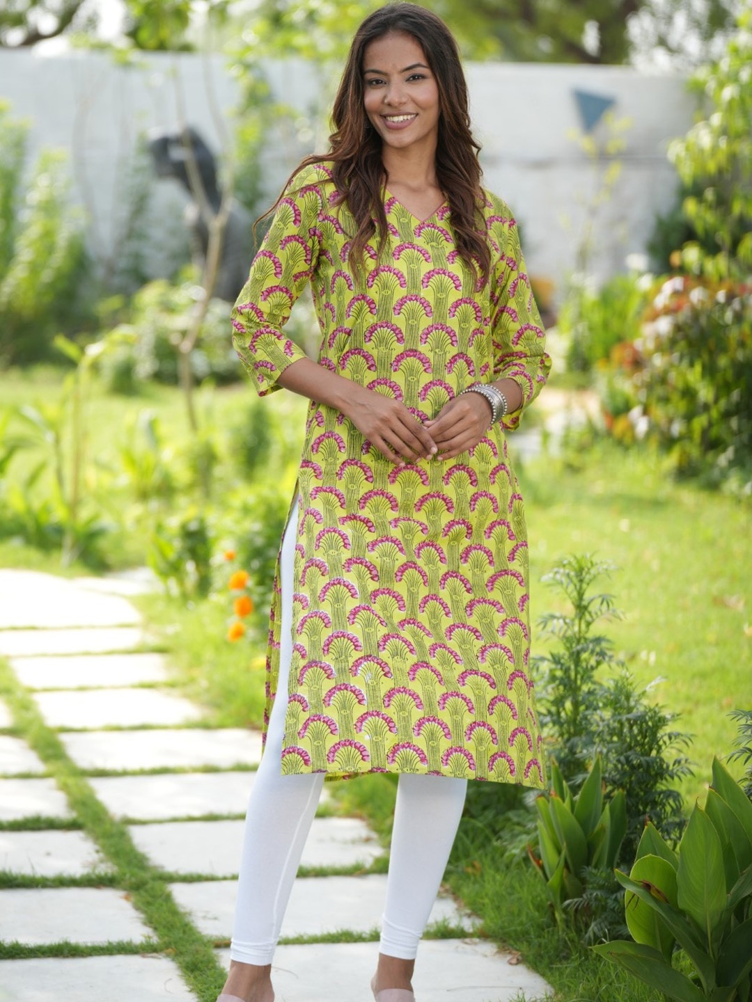 

SootiSyahi Floral Printed V-Neck Cotton Straight Kurta, Green