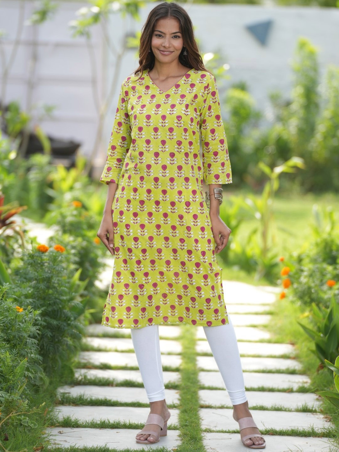 

SootiSyahi Floral Printed V-Neck Cotton Straight Kurta, Green