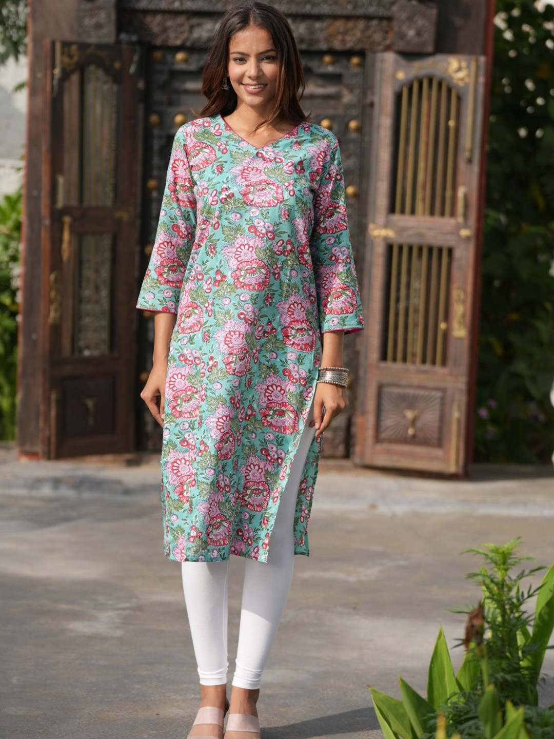 

SootiSyahi Floral Printed V-Neck Cotton Straight Kurta, Teal