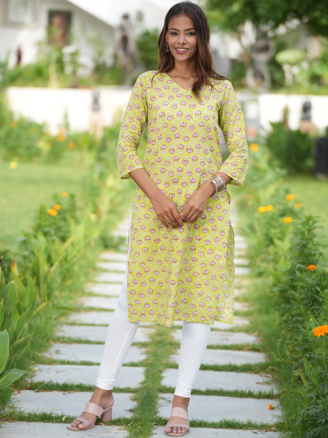 

SootiSyahi Printed V-Neck Block Print Cotton Kurta, Lime green